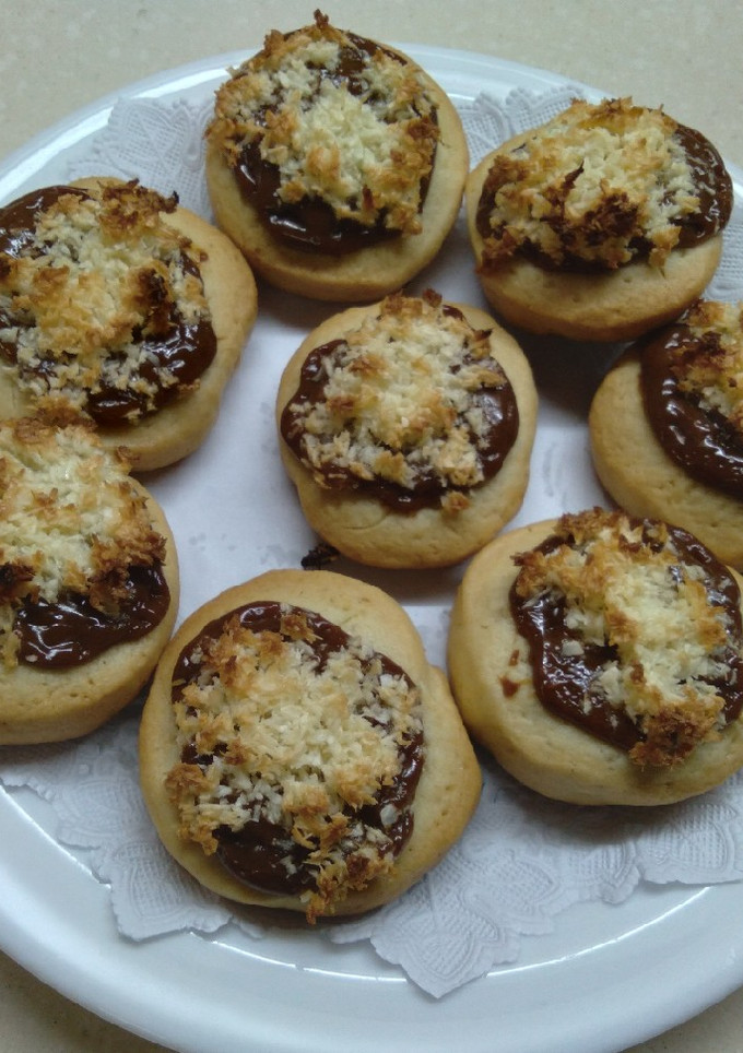 Una foto de Pepas de dulce de leche y coco 👌🥥 (masa frola reciclada jeje)