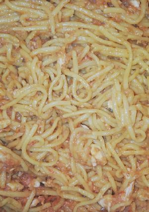 Una foto de Spaghetti con pollo y atún