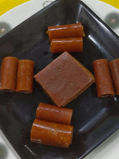 आंबा वडी रोल (amba vadi roll recipe in marathi) रेसिपी चे मुख्य फोटो