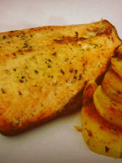Una foto de Salmón al horno con patatas