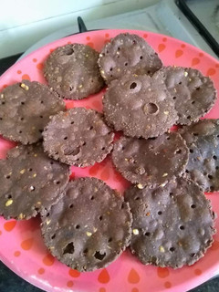 ராகி தட்டுவடை(Ragi thattu vadai recipe in tamil) செய்முறை முக்கிய புகைப்படம்