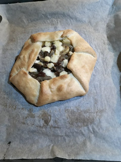 Una foto de Galette de shiitakes, cebolla, jamón y queso