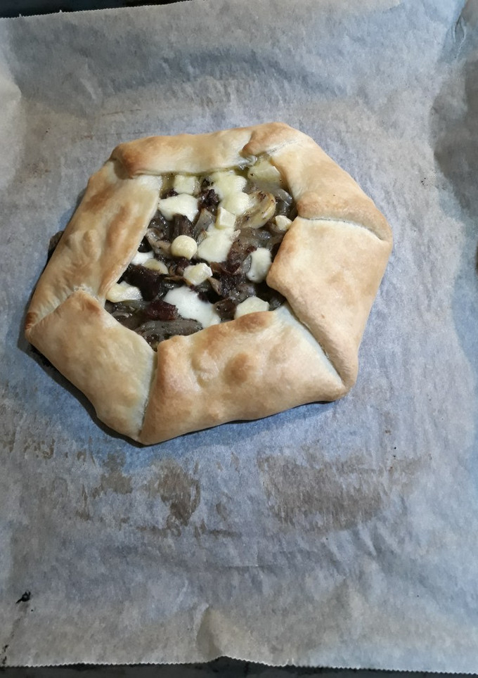 Una foto de Galette de shiitakes, cebolla, jamón y queso