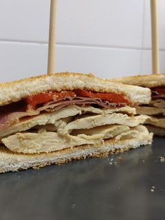 Una foto de 🥪 Sándwich de pollo serrano