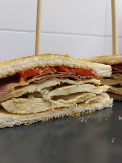 Una foto de 🥪 Sándwich de pollo serrano