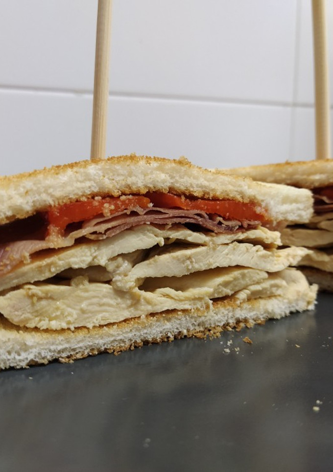 Una foto de 🥪 Sándwich de pollo serrano