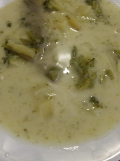 Una foto de Gazpachuelo malagueño con brócoli y patatas