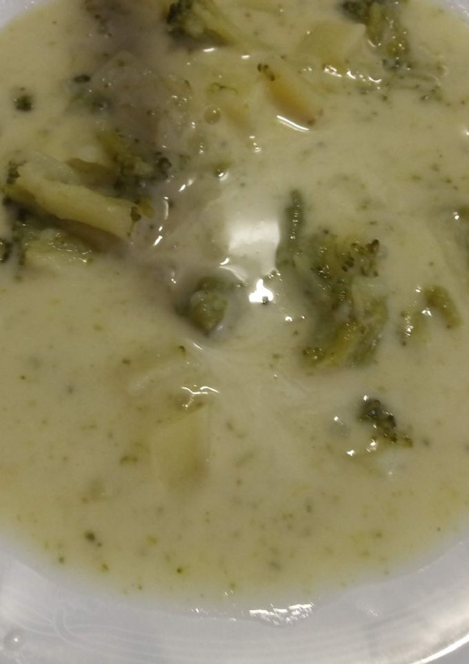 Una foto de Gazpachuelo malagueño con brócoli y patatas