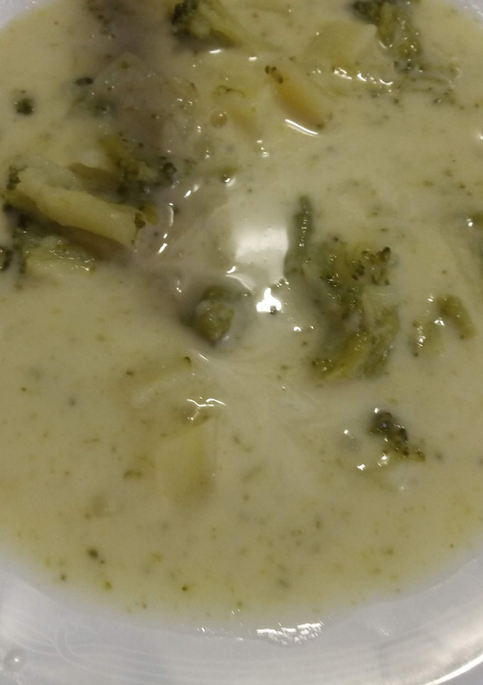 Una foto de Gazpachuelo malagueño con brócoli y patatas