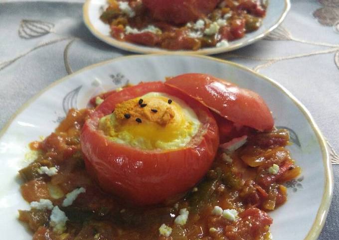 Baked egg in tomato cups