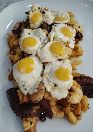Una foto de Pulpo y gambas con huevos de codorniz