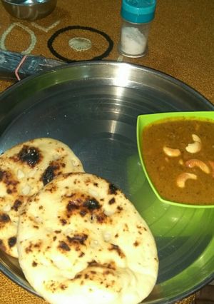 तवा गार्लिक नान और काजू कढ़ी रेसिपी मुख्य फोटो