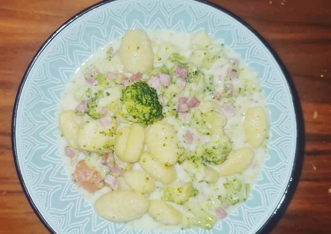 One Pot Gnocchi mit Brokkoli und Schinkenwürfel