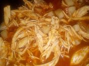 Una foto de guisado de pollo con papas y zanahorias