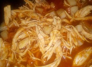 Una foto de Tinga de pollo con cubos de papa y zanahoria