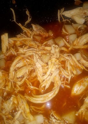Una foto de Tinga de pollo con cubos de papa y zanahoria