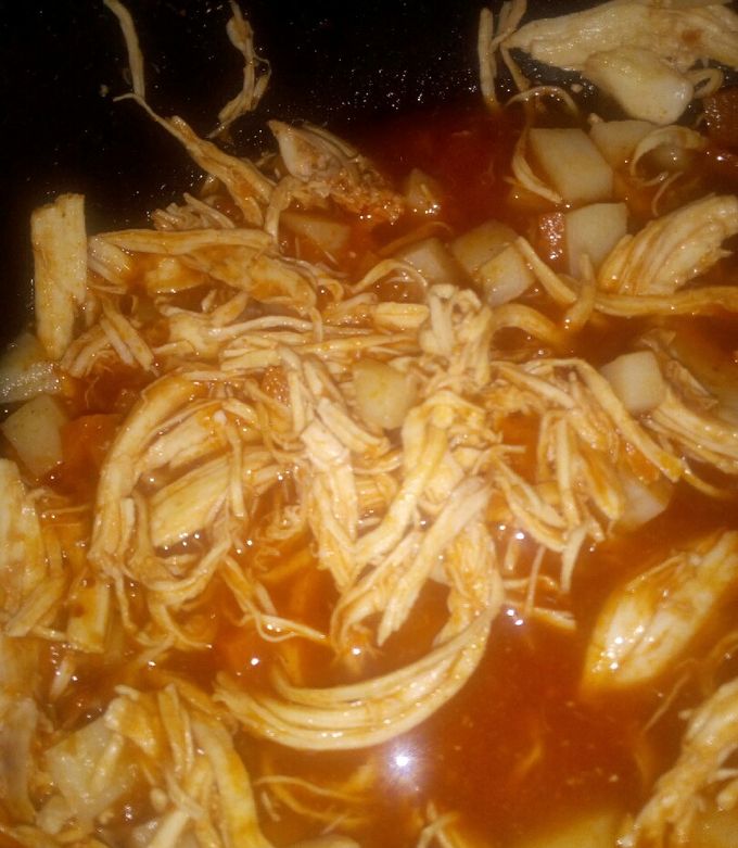 Una foto de Tinga de pollo con cubos de papa y zanahoria