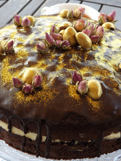 Una foto de Bizcocho de chocolate y oro, con crema a la naranja para una ocasión especial