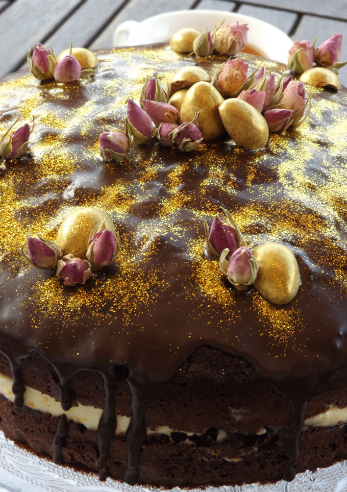 Una foto de Bizcocho de chocolate y oro, con crema a la naranja para una ocasión especial