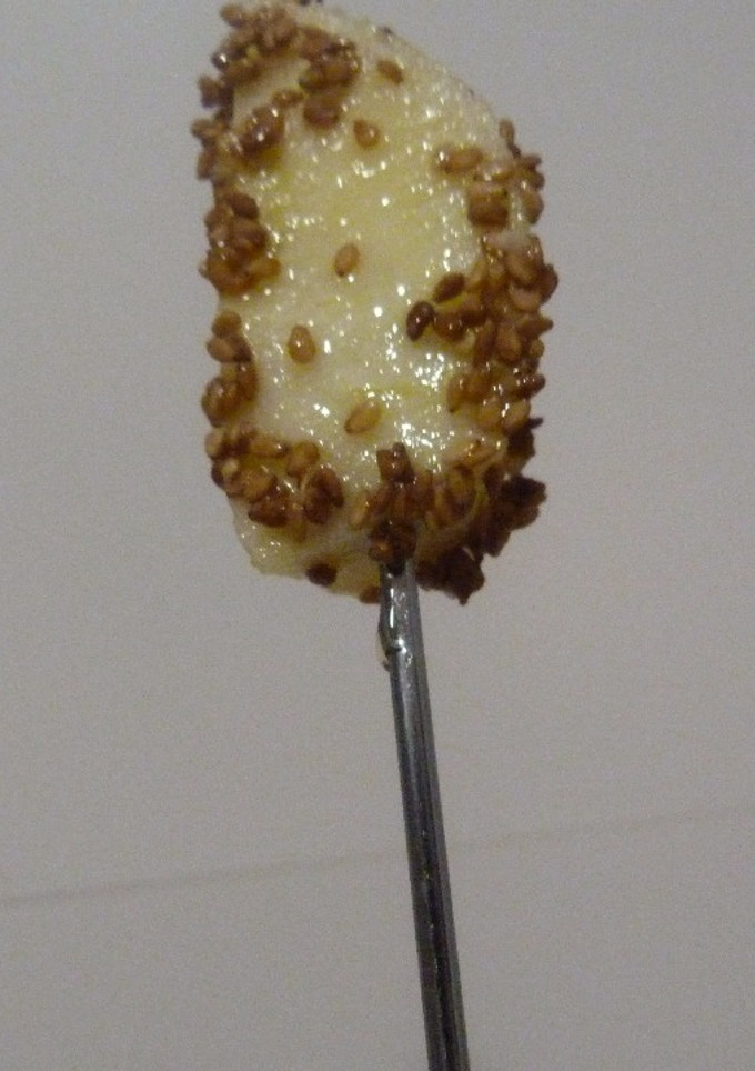 Una foto de Manzana con miel y sésamo de naranja