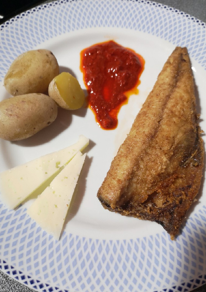 Una foto de Caballa, papas arrugadas y mojo picón