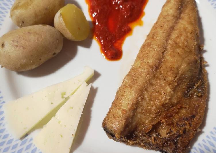 Caballa, papas arrugadas y mojo picón