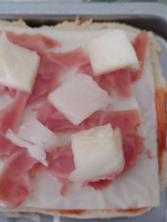 Una foto de Pizzas de pan blanco en microhornito