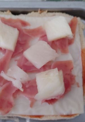 Una foto de Pizzas de pan blanco en microhornito