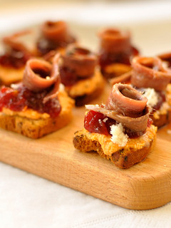 Una foto de Canapés de anchoa con crema de calabaza y nueces