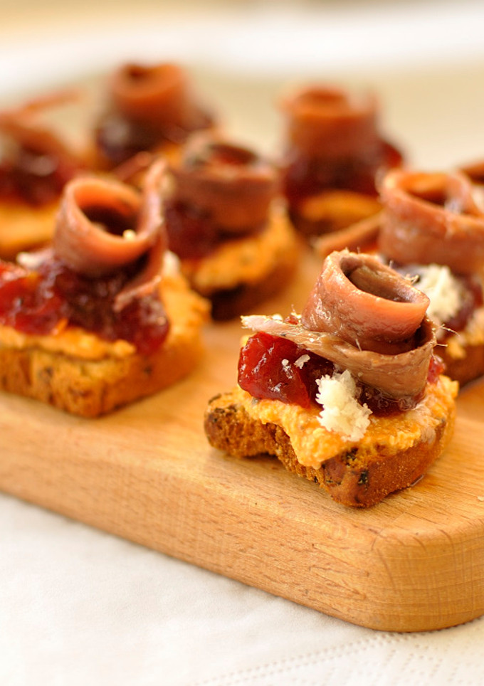 Una foto de Canapés de anchoa con crema de calabaza y nueces