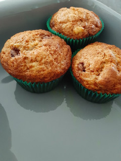 A picture of 1 bowl banana nut muffins.