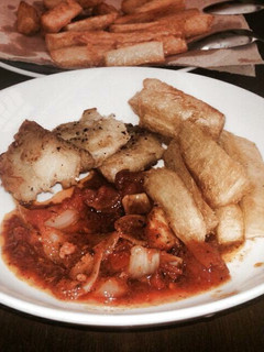 Una foto de Filetes de pescado y yuca frita.
