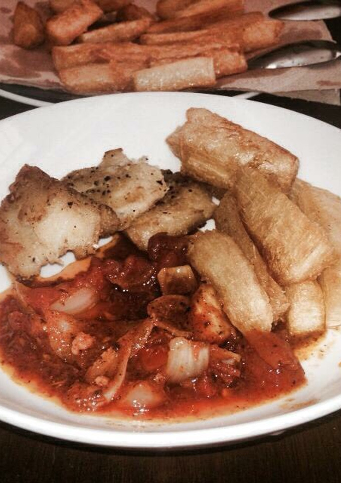 Una foto de Filetes de pescado y yuca frita.