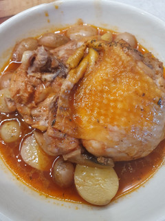 Egyedényes csirkecomb (gombával, újburgonyával) recept fotója