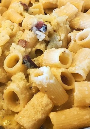 Foto di Mezze maniche alla crema di cavolfiore, acciuga, guanciale e pecorino
