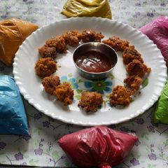 A picture of Holi special mix Dal pakoda.