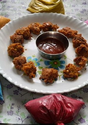 A picture of Holi special mix Dal pakoda.