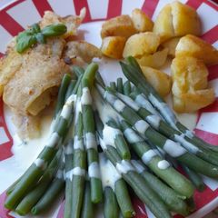 A picture of Whiting fillet with green beans and dressing.