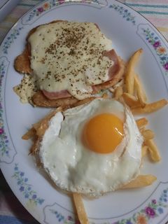 Una foto de Milanesa a la napolitana con papas fritas y huevo