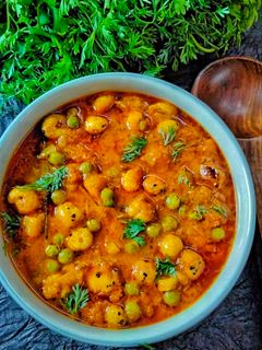 मटर मखाना करी (Matar Makhana Curry recipe in Hindi) रेसिपी मुख्य फोटो