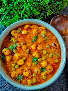 मटर मखाना करी (Matar Makhana Curry recipe in Hindi) रेसिपी मुख्य फोटो
