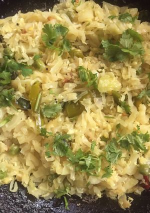 A picture of Cabbage and green peas curry.