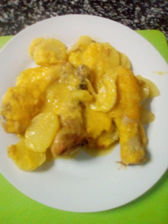 Una foto de Horneado de jamoncitos de pollo con patatas a la naranja