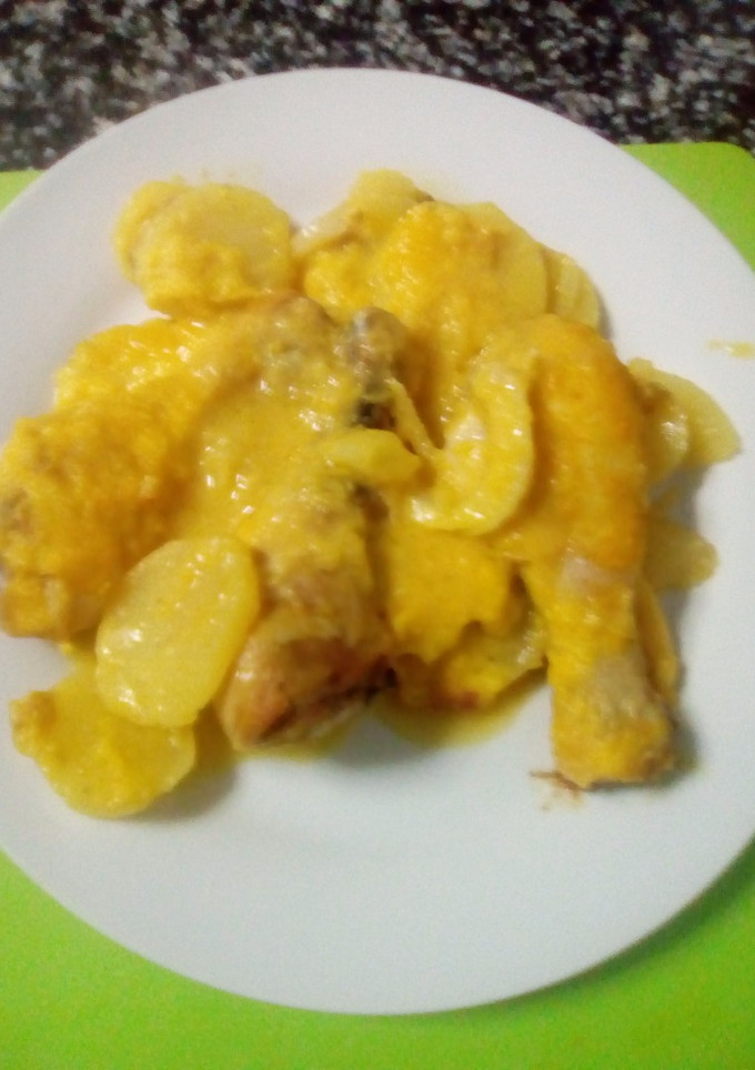 Una foto de Horneado de jamoncitos de pollo con patatas a la naranja