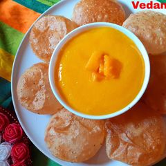 A picture of Aamras Poori.