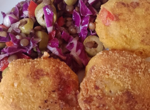 Una foto de Croquetas de atún con ensalada de lentejas