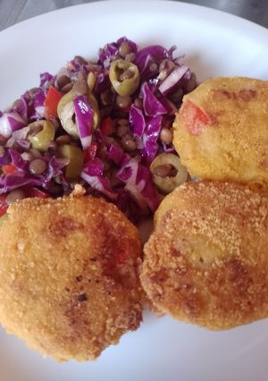 Una foto de Croquetas de atún con ensalada de lentejas