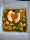 Huevos mollet, verdura y langostinos