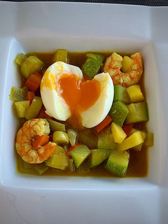 Una foto de Huevos mollet, verdura y langostinos