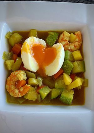 Una foto de Huevos mollet, verdura y langostinos